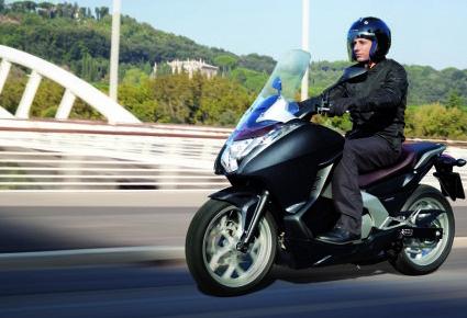 هوندا إنتيغرا  تجمع بين مزايا السكوتر والدراجة النارية